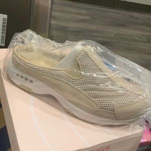 BRAND NEW - Easy Spirit - Women's Traveltime